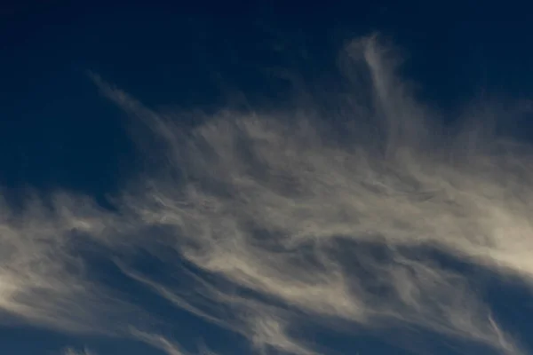 Nubes Blancas Vuelan Cielo —  Fotos de Stock