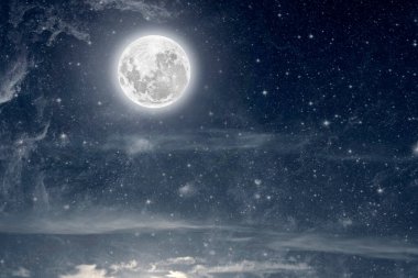 Ay, İsa Mesih 'in Noel arifesinde parlıyor..