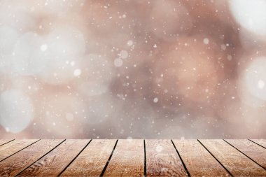 Ormanda güzel bir güneş ışığı, ahşap zemini var.