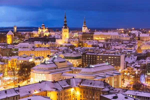 Paysage aérien de nuit d'hiver de Tallinn, Estonie — Photo