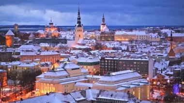 Kış gecesi hava toplayan tallinn, Estonya