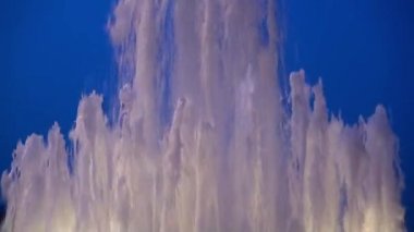 mavi bir arka plan üzerinde beyaz çeşme portre