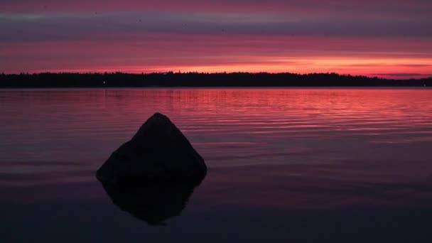 Vackra solnedgången vid sjön — Stockvideo