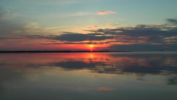 Puesta de sol escénica en el lago — Vídeo de stock