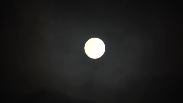 pleine lune dans le ciel nocturne