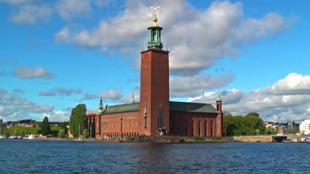 Schilderachtige zomer uitzicht op het kasteel van de stad hall in de oude stad (gamla stan) in stockholm, Zweden — Stockvideo