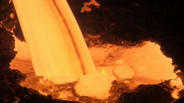 Fusion de métaux liquides provenant du haut fourneau de l'usine métallurgique — Video
