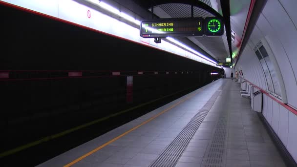 Metro station in Wenen, Oostenrijk — Stockvideo