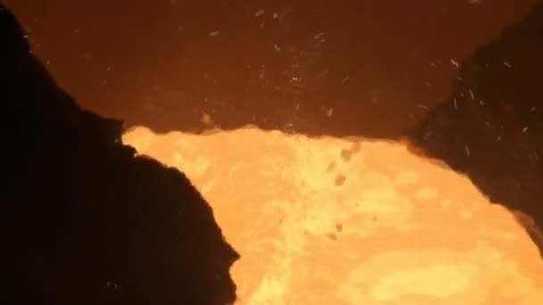 Танення рідкого металу з доменної печі на металургійному заводі — стокове відео