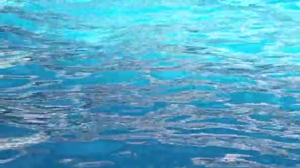 Vista cercana de fondo de agua fluyendo azul hermoso claro — Vídeo de stock