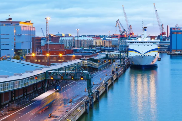 Kvällen utsikt över Helsingfors hamn, finland — Stockfoto