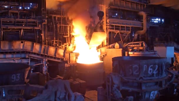 Loading additives into container with liquid metal in open hearth workshop of the metallurgical plant — Stock Video