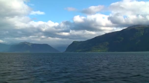 Navegando a través de los fiordos en Noruega — Vídeo de stock