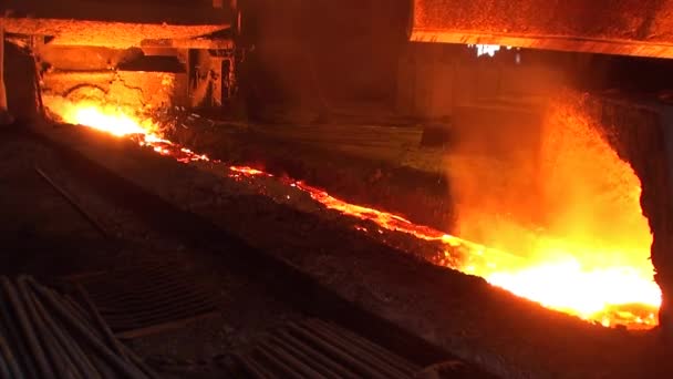 Gießen von flüssigem Metall aus Hochofen — Stockvideo