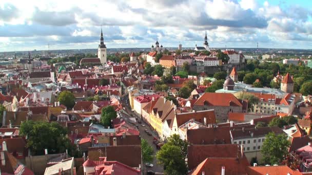 Zoom panoramica aerea di Tallinn, Estonia — Video Stock