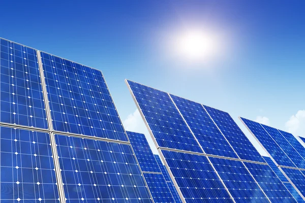 Zonnepanelen, blauwe lucht en zon — Stockfoto