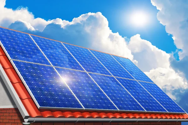 Evin çatısında güneş panelleri — Stok fotoğraf