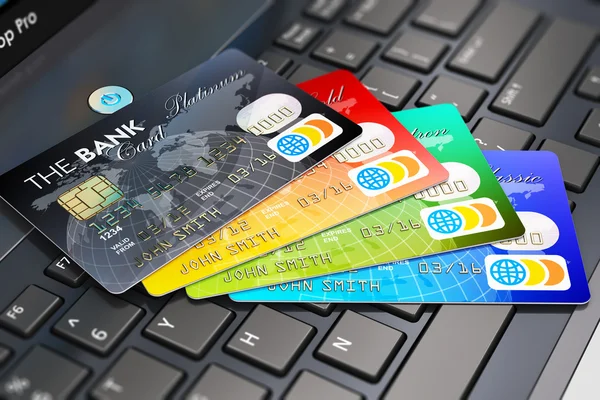 Credit cards op laptop toetsenbord — Stockfoto