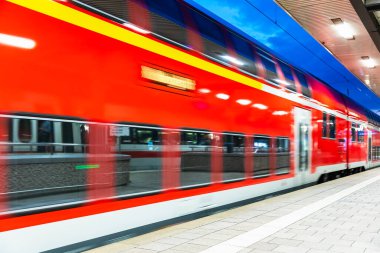 Yaratıcı soyut demiryolu seyahat ve demiryolu ulaşım sanayi kavramı: modern kırmızı yüksek hızlı elektrikli yolcu banliyö çift güverte tren ile bisiklet simge veya işareti istasyonu platformu