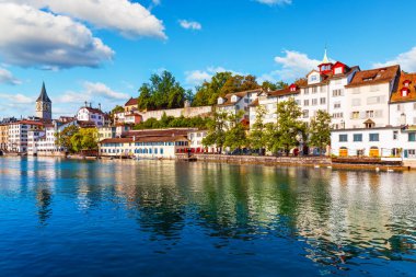 Old Town iskele mimarisi ve Limmat Nehri setin Zürih, Swizerland doğal yaz görünümü