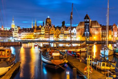 Gdansk, Polonya, Motlawa nehir liman set Ortaçağ bağlantı noktası Vinçli ve tarihsel Old Town iskele mimarisi görünümünü doğal gece gemi