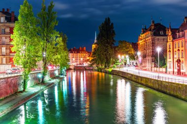 Fransa 'nın Strazburg kentindeki binalar ve evlerle Eski Şehir' in antik ortaçağ mimarisinin manzarası