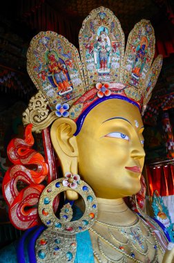 Altın maitreya Buda