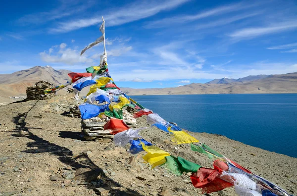 Banderas budistas de oración en himalayas — Foto de Stock