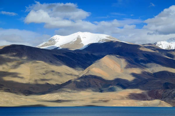 Lago Tso Moriri y Himalaya — Foto de Stock