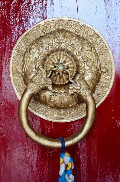 Detail van de deur in boeddhistische tempel. — Stockfoto