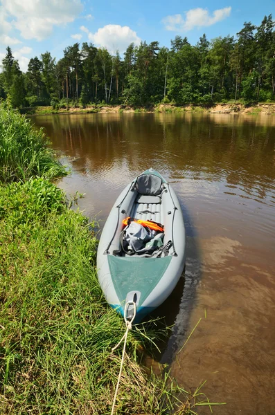 Kayak on the shore of river — Stock Photo, Image