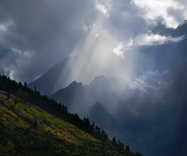 Raggio di sole in montagna — Foto Stock