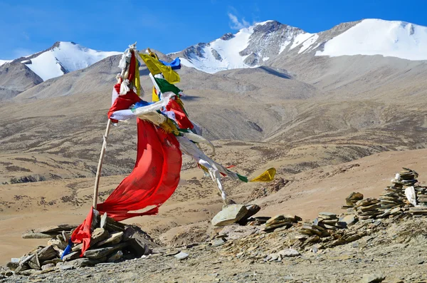 Banderas budistas de oración en himalayas —  Fotos de Stock