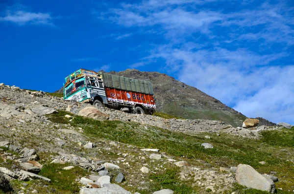 Dağ yolunda on kamyon — Stok fotoğraf