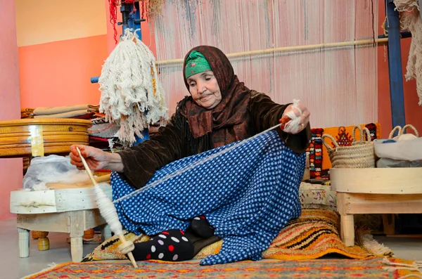 Berber weaver — Stock Photo, Image