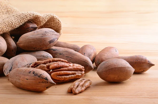 Nueces sobre fondo de madera — Foto de Stock