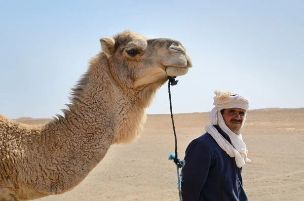 Berber homem com seu camelo — Fotografia de Stock