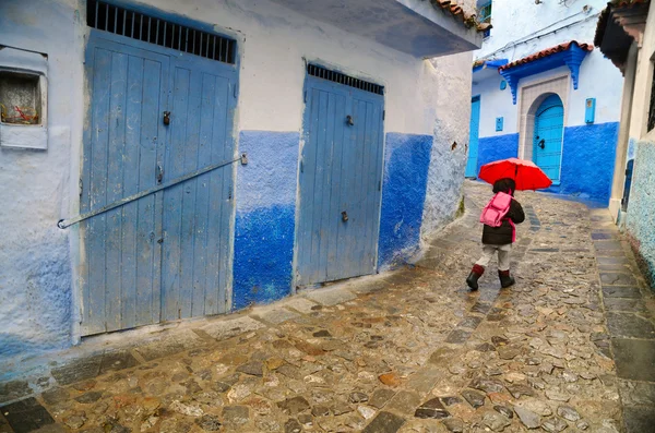 Mädchen mit rotem Regenschirm — Stockfoto