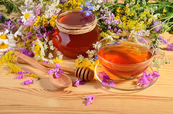 Sklo hrnec medu s čajem — Stock fotografie