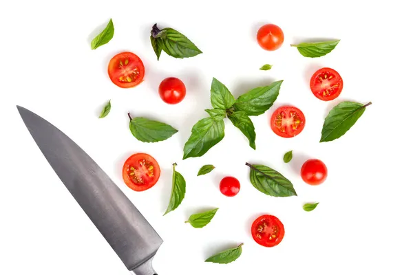 トマトのトップビュー 白の背景に隔離されたハートとキッチンナイフの形のバジルの葉 — ストック写真