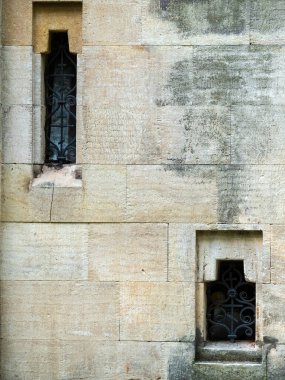 Duvarda kafes penceresi olan manzara