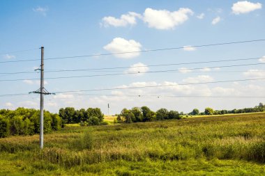 Elektrik hattı ve kırsal doğa manzarası