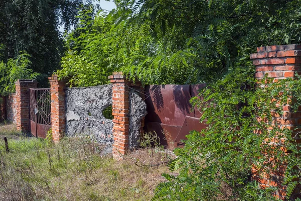 Пейзаж Старым Сломанным Крылом — стоковое фото