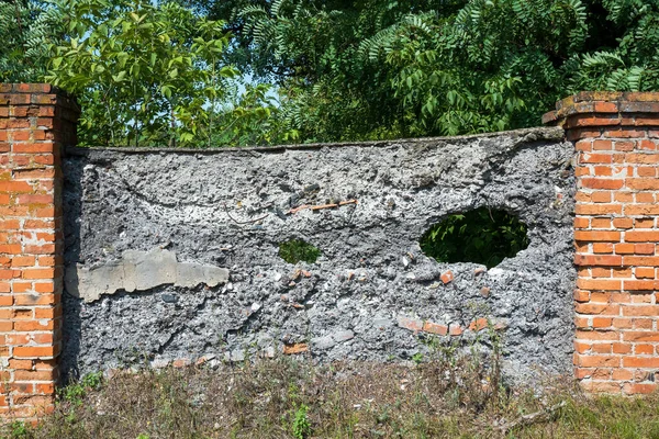 Krajobraz Starym Perforowanym Uszkodzonym Ogrodzeniem — Zdjęcie stockowe