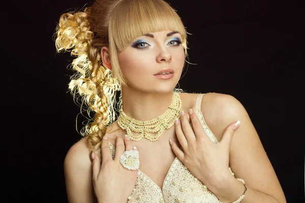 Blonde vrouw met lichte kant en parels — Stockfoto
