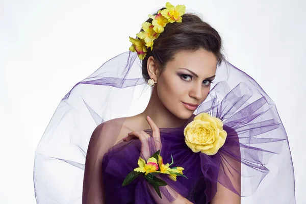 Brunette beautiful woman with flowers — Stock Photo, Image