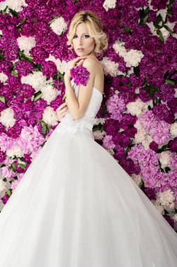 Şakayık zemin üzerine gelin