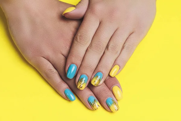 蓝色黄指甲艺术与小麦牵拉 — 图库照片