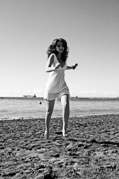 Vrouw op het strand — Stockfoto