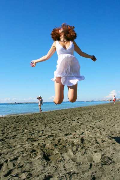 Mulher na praia — Fotografia de Stock